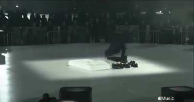 Drake gon check his security cameras and see Kanye in his front yard like..