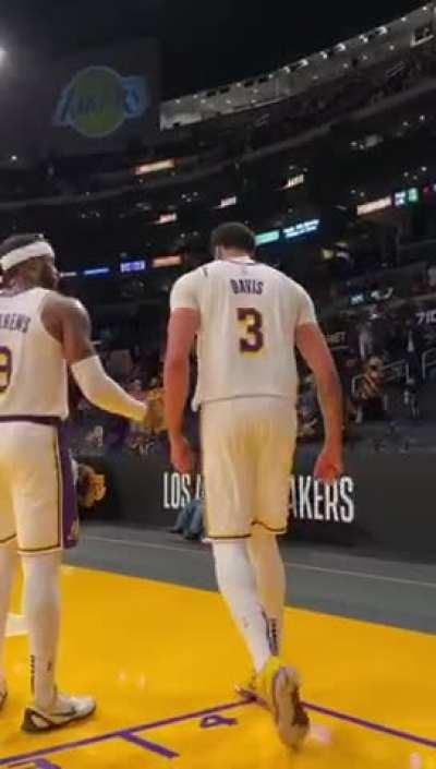 Anthony Davis tonight: 30/10/6 with 4 STEALS and 5 BLOCKS