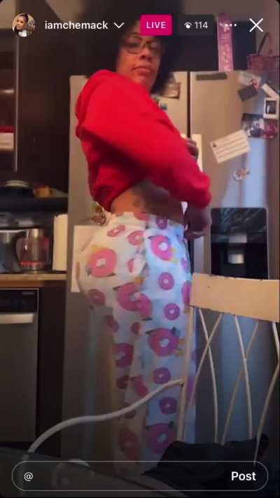 Che mack & her mom on Christmas in 2023