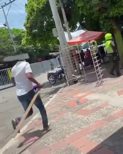 Policia disparando a lo loco