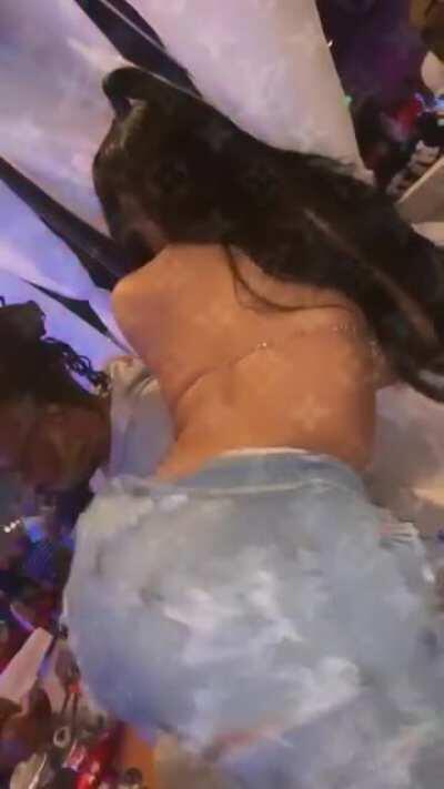 Shake That Thang, Ari.