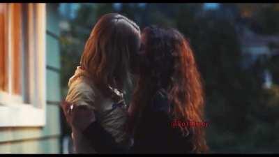 Zendaya giving Hunter Schafer a Handjob 