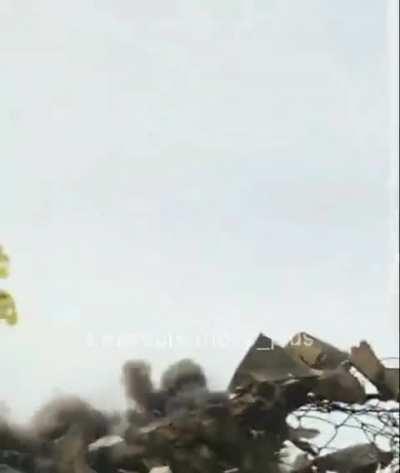 Russian T-72 destroyed in front of their own infantry by AFU precision artillery