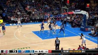 [Highlight] Chet Holmgren throws it off the backcourt for the SLAM!