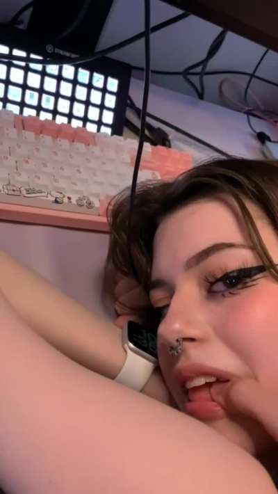 Twitch girl gone wild 👅