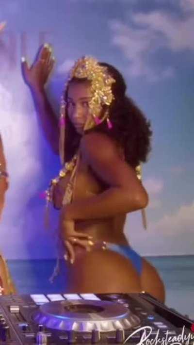 Man she can move🤤