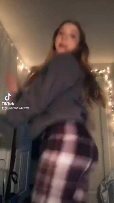 She could get it in public 🤤