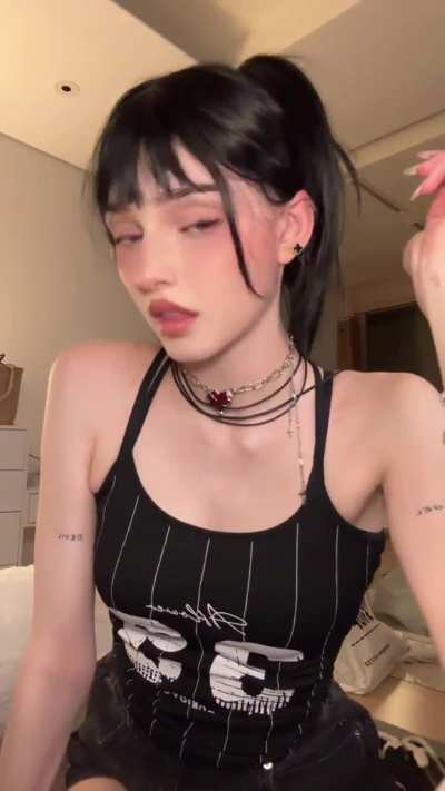 Isa mit schwarzen Haaren