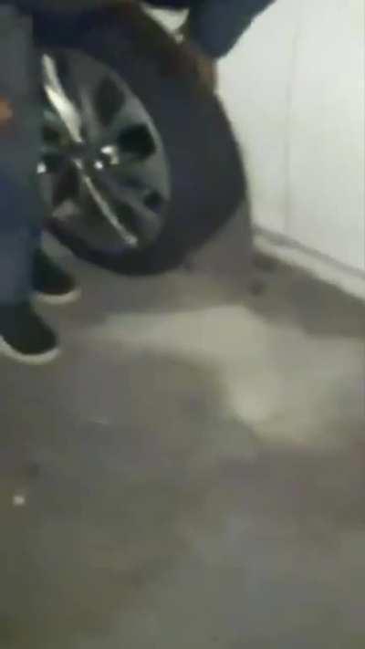 Ciudadela: Chorro quiso robar una rueda y se le cayó la carrocería en la mano