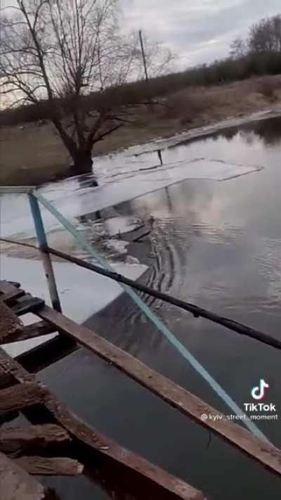 Ukrainian villagers woke up in the morning and discovered Russian tank in local river