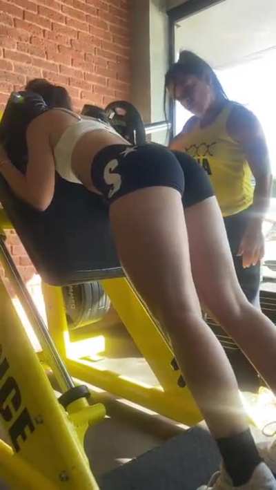 Mel maia treinando 🤤