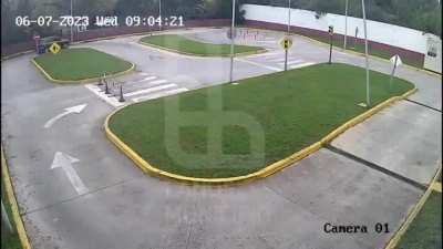 Man Fails A Driving Test Miserably 😂😂