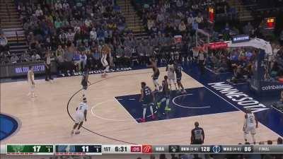 [Highlight] Bucks use tik taka and Giannis knocks down the wide open three.