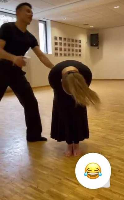 Sie hätte die Haare offen tragen sollen damit man ihren Kopf nicht sieht, aber egal sie macht das mit dem Social Media Zeug nachmachen ja erst 8 Jahre