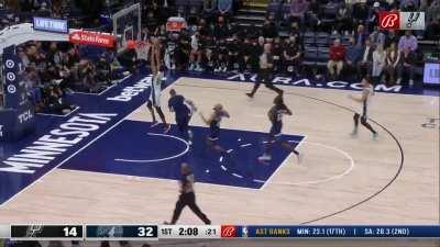 [Highlight] Timberwolves ball boy attempts to make defensive stop on Vassell fastbreak