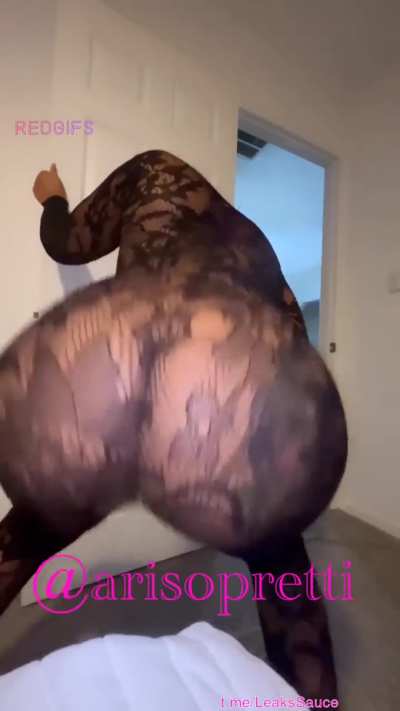 Booty so round 🍑 what a sexy figure⏳