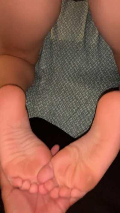 Teen soles and pussy
