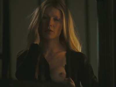 Gwyneth Paltrow letting her titty out