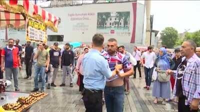 [Turkey] A fight breaks out between two street vendors in Istanbul. A convenient police car shows up and arrests the guy who has a knife.