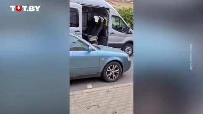 Unidentified police forces continue to kidnap protesting students in the center of Minsk, Belarus