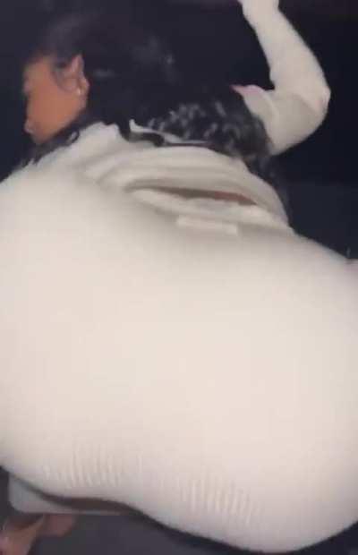 It doesn’t look like she has on panties 🤪 But imagine the backshots 🥴