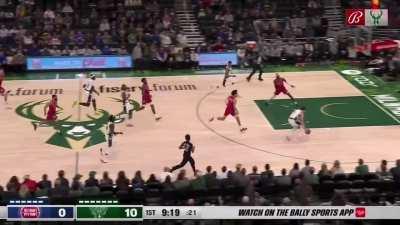 [Highlight] Giannis goes up high to finish the fastbreak lob from Allen