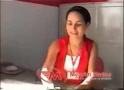 O Hulk, abastecendo uma moto?