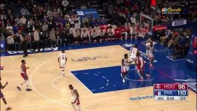 [Highlight] After encouraging Sixers fans to keep booing after committing a boneheaded shotclock violation (not in video), Tobias Harris gets away with a travel, hits a short range shot, and tells the fans 