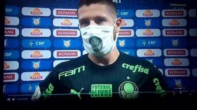 Repórter espirra e máscara protege Zé Rafael. #usemascara