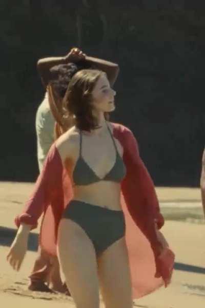 Thomasin McKenzie in Old