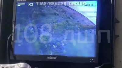 Operators from the 108 Air Assault Regiment use drones to attack a group of Ukrainian soldiers - Zaporizhzhia