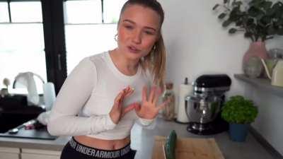 Julia Beautx bauchfrei und mit richtig keimigen Socken … YouTube: „Ich esse 1 Woche nur TikTok Food Trends und Ich liebe es“