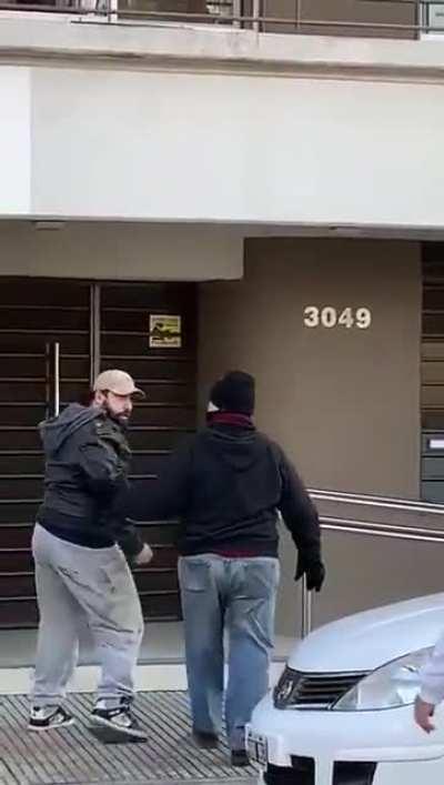 Jugando con Natalia se calentó con unos en la plaza porque tenían la música alta y se cagó a trompadas con uno 🤠