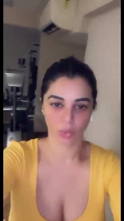 Kainaat Arora makes me weak at the knees