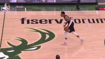 [Highlight] Giannis tries walking the dog