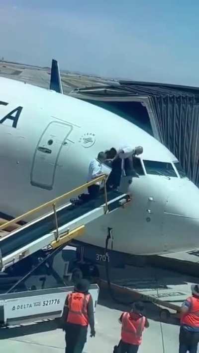 Okay, what happened here?😂✈️
