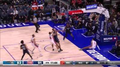 [Highlight] Paolo Banchero skies for the chase down block and follows with an assist