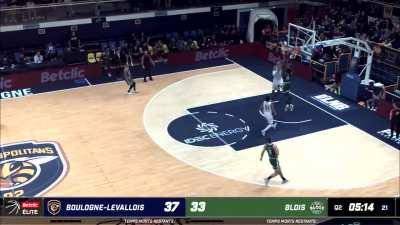 [Highlight] Wembanyama makes an incredible play to block the lob in transition