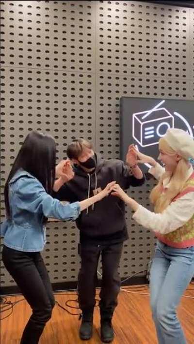 [220114] Yujin, Bahiyyih & Minhyuk (BTOB) TikTok update: O.O.O Challenge #ShowMeYourWADADA