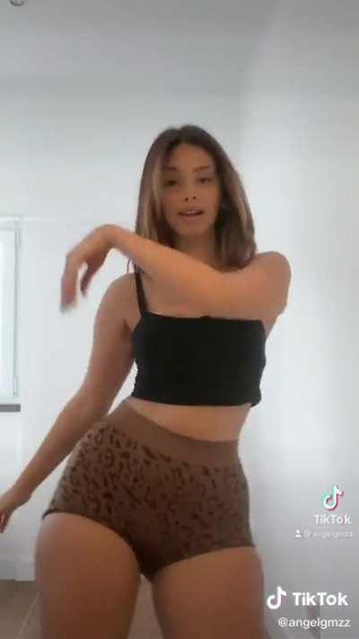 holy shit the size of it when she turns to the side