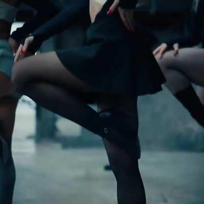 Ariana Grande has the hottest legs 😵‍💫