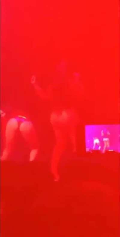 Deelishis Onstage Shake