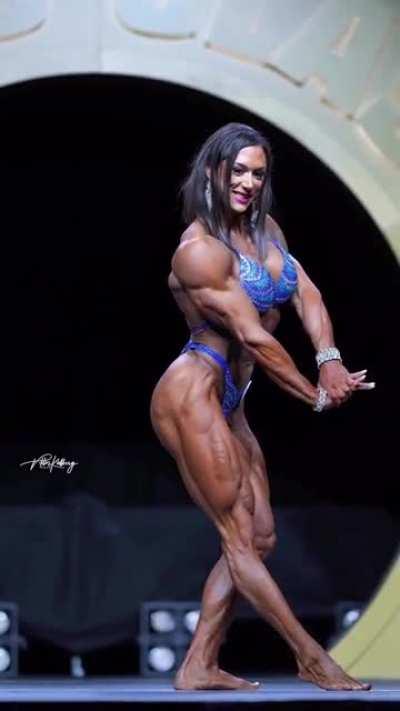 Women's Physique competitor Anne Mohn's lower body left humanity behind at Arnold UK 1 week ago.