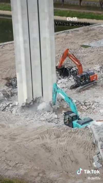 Better angle of soviet monument falling (Latvia)