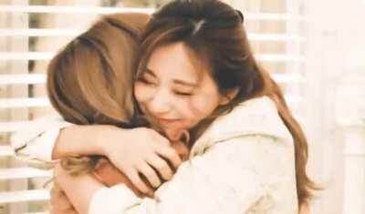 Tzuyu hugging Mina
