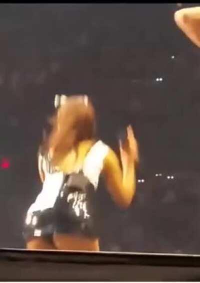 Just some classic Ari ass