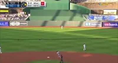 [Highlight] Yasmani Grandal continues his reign of terror on baseball, sending this one dead center to extend the Sox lead to 3