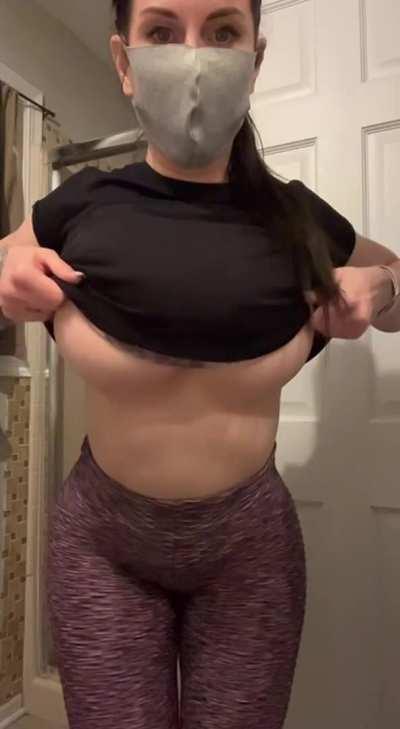 Could I get your attention at the gym with this titty drop [F]