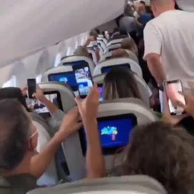 Bolsonaro tem choque de realidade ao desembarcar em Vitória, ES hoje