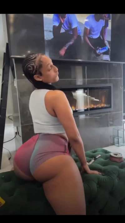 OG Twerk Battle (Mizztwerksum vs. Russialit)